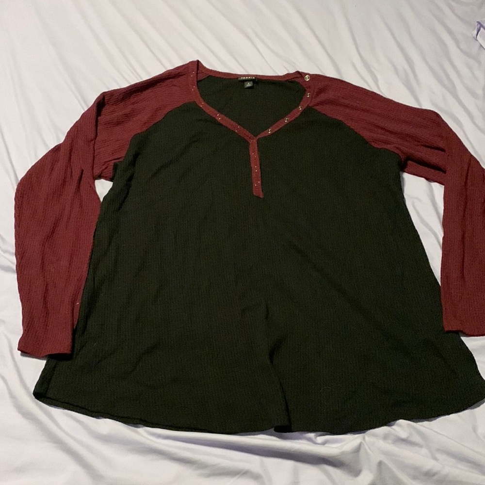 Torrid black and maroon, long sleeve, snap button v-neck thermal. Size 4(26)